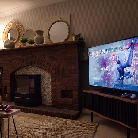 4-Bed Cotswold Getaway With Hot Tub & Gaming Room Churchdown Exterior foto