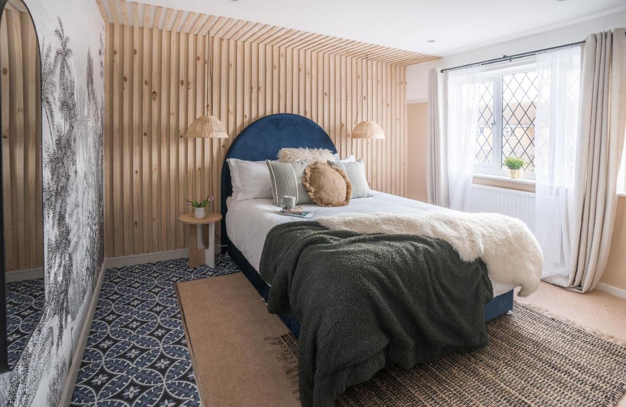 4-Bed Cotswold Getaway With Hot Tub & Gaming Room Churchdown Exterior foto