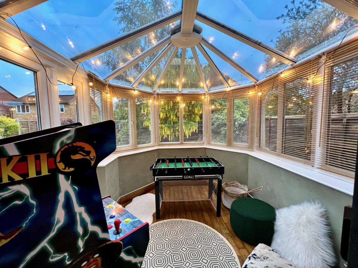 4-Bed Cotswold Getaway With Hot Tub & Gaming Room Churchdown Exterior foto