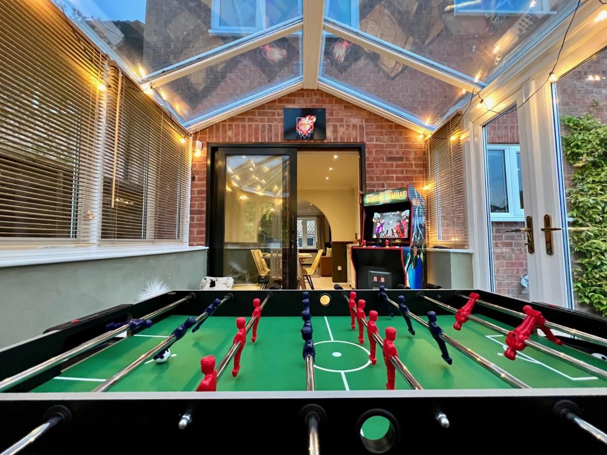 4-Bed Cotswold Getaway With Hot Tub & Gaming Room Churchdown Exterior foto