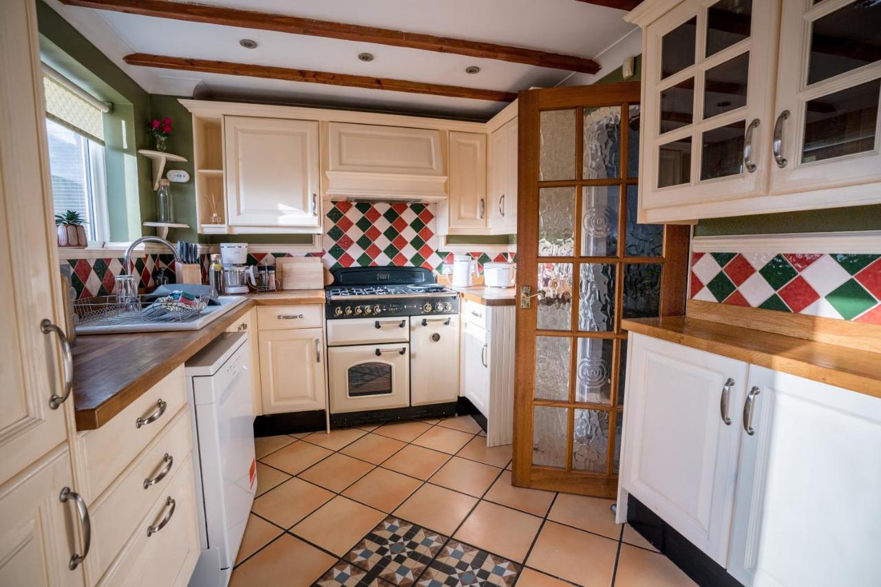4-Bed Cotswold Getaway With Hot Tub & Gaming Room Churchdown Exterior foto