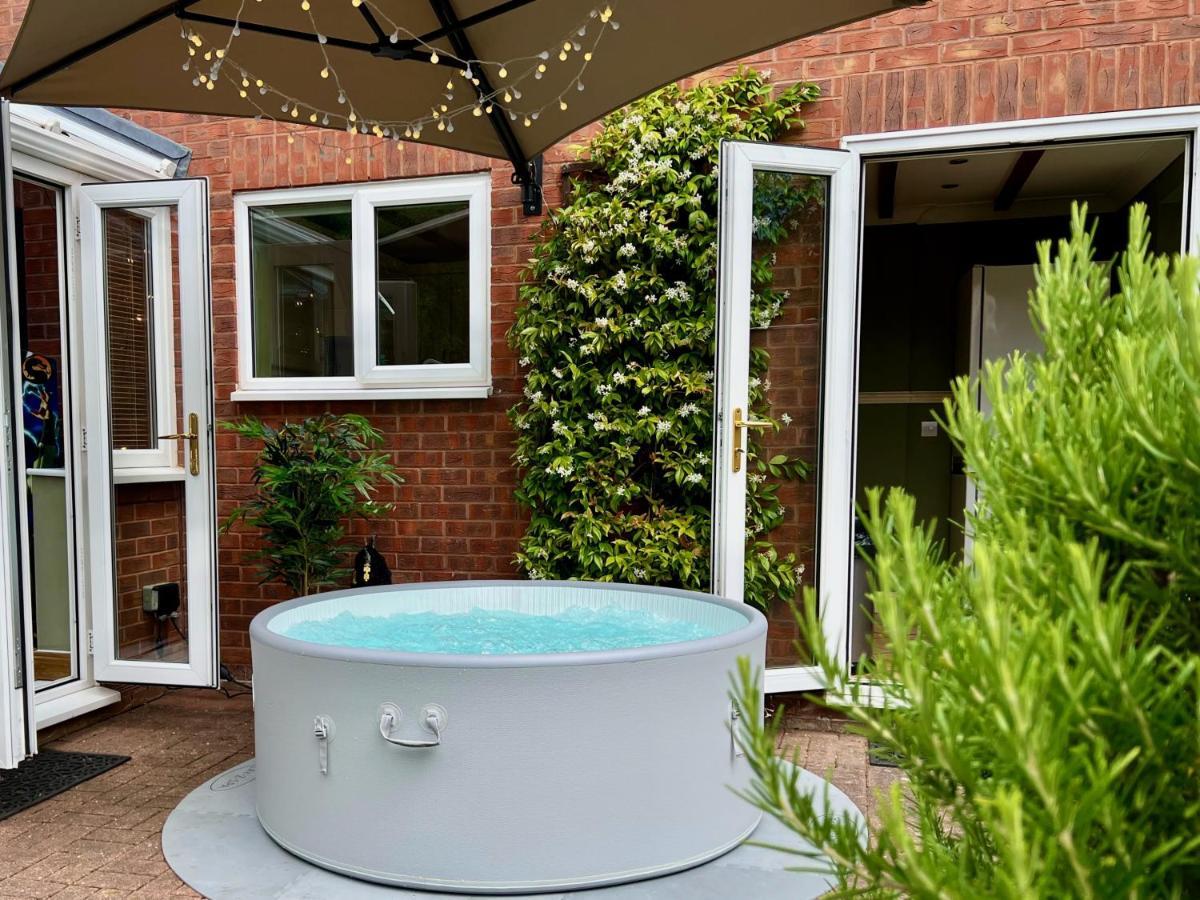 4-Bed Cotswold Getaway With Hot Tub & Gaming Room Churchdown Exterior foto