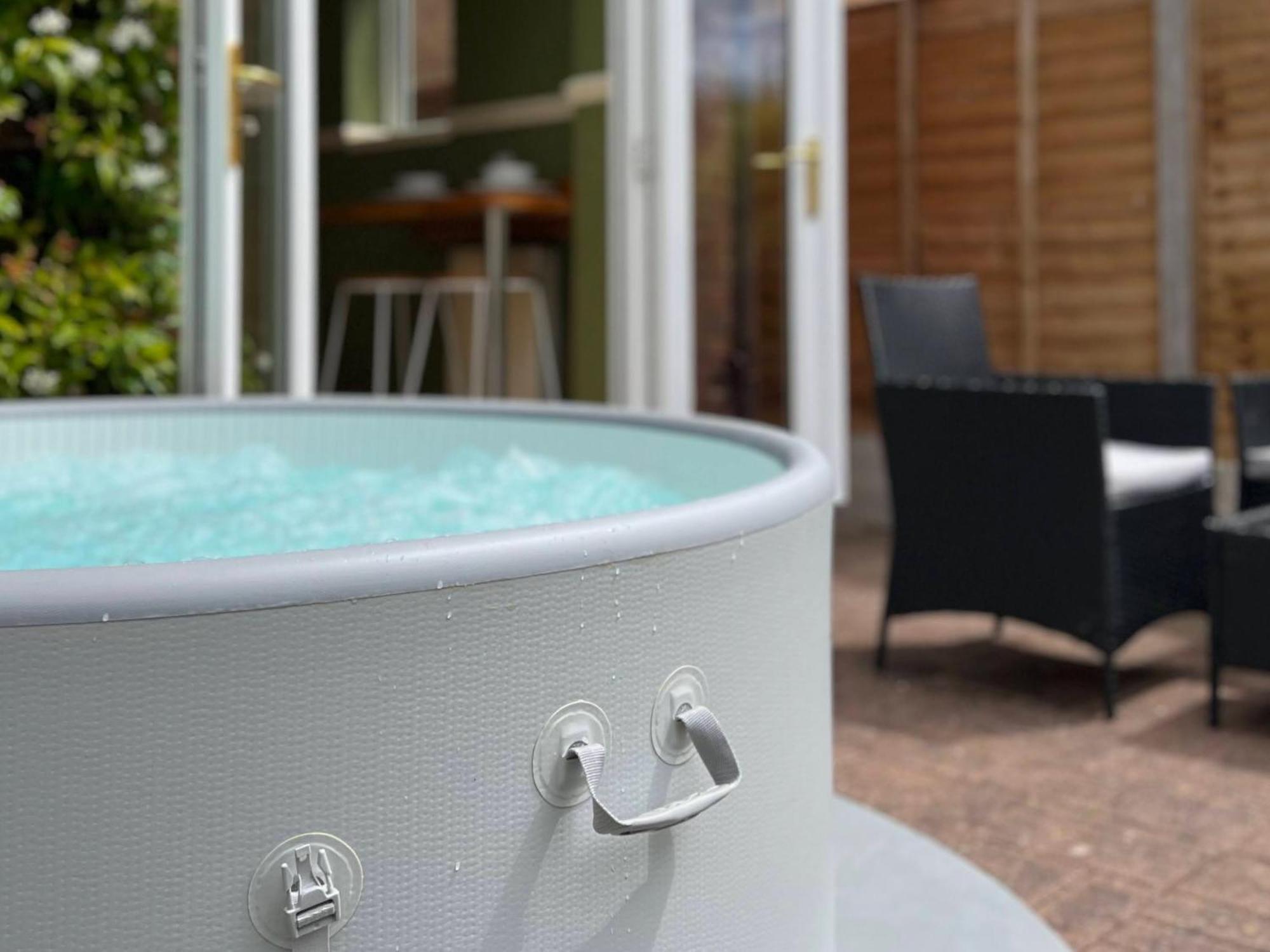 4-Bed Cotswold Getaway With Hot Tub & Gaming Room Churchdown Exterior foto